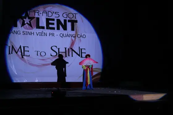Các thành viên chào khán giả tại PR-ADs Got Talent